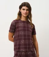 Blusa de pijama Lov de manga corta y cuello redondo, con estampado de cuadros escoceses en tonos bordó y líneas blancas. Confeccionada en tejido suave con acabado peach touch.