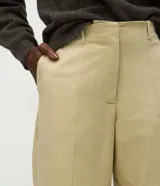 Pantalón de sarga modelo barrel con cintura estructurada y pierna amplia de corte recto. Confeccionado en algodón con un toque de elastano para mayor comodidad.
