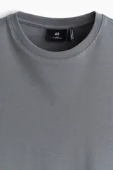 Remera de punto liviano color gris, con cuello redondo y diseño slim fit. Confeccionada con fibra sintética COOLMAX®.
