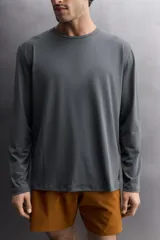 Camiseta de entrenamiento de manga larga y cuello redondo, confeccionada en tejido técnico ligero y elástico con tecnología de secado rápido. Presenta costuras planas para mayor resistencia y comodidad durante el movimiento, con un pequeño logo estampado en el bajo.