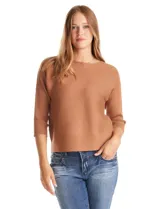 Buzo de silueta relajada confeccionado en tejido acanalado, con cuello redondo y mangas tres cuartos estilo japonés. Presenta un diseño fluido y cómodo.