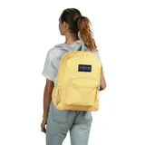 Mochila Jansport color amarillo con logo de la marca en el frente, bolsillo frontal con cierre y bolsillo lateral de malla.