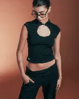 Top negro con cuello alto y abertura circular en el pecho.