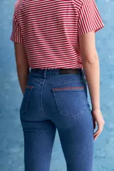 Jean azul de tiro alto con fit bootcut, ajustado en caderas y muslos, con apertura sutil desde la rodilla.