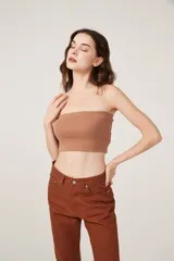 Top strapless color tostado, de algodón y corte ajustado.