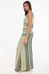 Falda larga de punto con diseño de rayas verticales en tonos verdes, crudos y beige, tiro alto con cintura elástica y cordón ajustable.