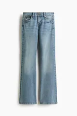 Jean de denim elástico color celeste claro, de tiro bajo y corte acampanado desde la rodilla. Cuenta con bolsillos abiertos delanteros, bolsillos traseros con solapa y botón, y cierre frontal con cremallera y botón metálico.