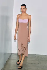 Body de poliamida con diseño bicolor, presentando un cuerpo en tono rosado oscuro y un escote corazón en un tono rosado más claro. Posee tirantes finos ajustables y un corte ajustado al cuerpo.