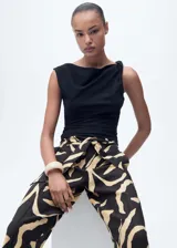 Pantalón de tiro alto con diseño recto y corte crop. Presenta estampado abstracto, cintura con elástico, trabillas, cinturón desmontable y dos bolsillos laterales.