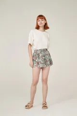 Short de tela estampada con flores y cintura elastizada.