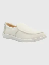 Zapatilla tipo slip-on de diseño casual, confeccionada en textil color beige con suela de EVA flexible y liviana. Presenta un diseño cerrado con tecnología ZeroG para mayor comodidad.