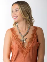 Vestido largo color terracota con breteles finos, escote en V y detalles de encaje en el ruedo y escote.