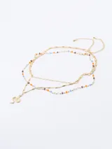 Collar dorado de tres cadenas con cuentas de colores y dije de serpiente.