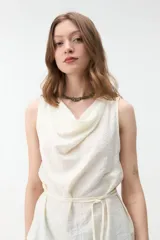 Musculosa bordó con escote drapeado, sin mangas y diseño holgado con lazo para ajustar en la cintura.