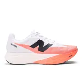Championes de running New Balance FuelCell SuperComp Elite v4, color blanco con detalles en naranja y logo "N" en negro. Diseñados para alto rendimiento en carreras de larga distancia.