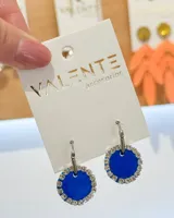 Aros colgantes con forma circular, color azul, con borde de strass plateado y gancho de acero.