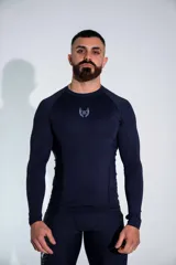 Remera de compresión de manga larga, confeccionada en tejido técnico elástico, con cuello redondo y logo bordado en el centro del pecho.