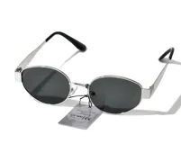 Lentes de sol con armazón metálico plateado, formato ovalado y cristales oscuros con protección UV400.