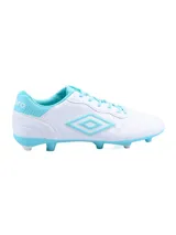 Championes de fútbol Umbro modelo Touch FG, color blanco con detalles en celeste. Presentan capellada de poliuretano, cierre con cordones y suela con tapones para terreno firme.