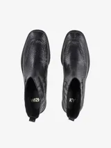 Bota baja de cuero con grabado snake en tonos marrones y negros, punta cuadrada, elásticos laterales y taco bajo de madera.