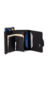 Tarjetero compacto con sistema anti clonación, fabricado en cuero sintético. Cuenta con cierre de presilla con broche metálico, compartimentos internos para tarjetas y espacio central para billetes.