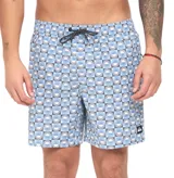 Short de baño Quiksilver con estampado geométrico de cuadros y soles en tonos celestes y grises. Cuenta con cintura elástica con cordón de ajuste negro y bolsillos.