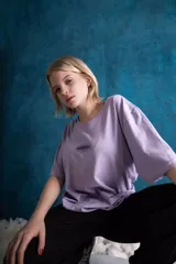 Remera lila de algodón con cuello redondo y logo estampado en el pecho.