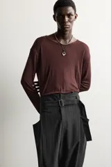 Camiseta relaxed fit de manga larga y cuello redondo amplio, confeccionada en tejido ligero color marrón con mezcla de lyocell y lana.