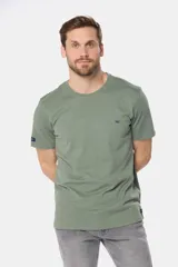 Remera lisa de manga corta y cuello redondo, color gris oscuro, de calce cómodo con pequeño logo bordado en el pecho.