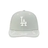 Gorra New Era 59FIFTY de los Los Angeles Dodgers, color gris con bordados en blanco. Cuenta con el logo del equipo en el frente, el flag de New Era en el lateral y detalles bordados estilo bandana a lo largo de la visera.