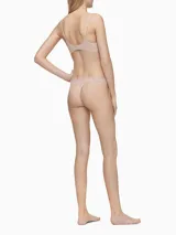 Colaless color beige con cuerpo de microfibra y cintura elástica de encaje.