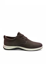 Zapato estilo casual de color negro, confeccionado con acabado símil nobuk, cordones negros y suela blanca con costuras visibles.