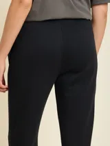 Pantalón tipo babucha de algodón y poliéster, color azul marino, con cintura elástica ajustable mediante cordón y corte recto.