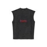 Musculosa de algodón color negro con lavado stone wash y efecto desgastado. Presenta cuello redondo, mangas con terminación rústica y el texto 'Become.' bordado en color rojo en la parte posterior.