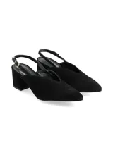 Zapato slingback Matrix de fiesta color negro, confeccionado en cuero nobuck con taco cuadrado forrado y punta fina. Cuenta con tira ajustable en el talón con hebilla metálica.