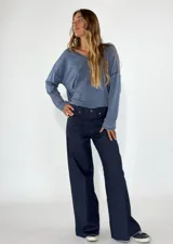 Pantalón de jean azul oscuro, de corte palazzo y tiro alto.