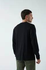 Remera negra de manga larga con estampa de pintura impresionista en el frente y texto 'Impression - Sunrise'.