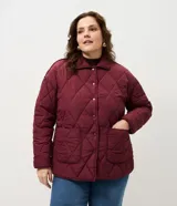 Campera acolchada de color bordó con diseño capitoneado de rombos. Presenta cuello camisero, cierre frontal con broches a presión y dos bolsillos frontales aplicados.