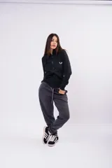 Pantalón de jogging color gris oscuro con efecto lavado, confeccionado en frizza. Presenta cintura elástica con cordón de ajuste y corte relajado.
