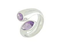 Anillo de plata 925 con diseño cruzado abierto, engastado con dos piedras amatistas en talla circular y marquise.