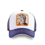 Gorra tipo trucker con frente blanco, visera azul marino con costuras decorativas naranjas y paneles laterales de malla azul. Presenta un parche frontal bordado con la imagen de Goku en su transformación Super Saiyajin 3.
