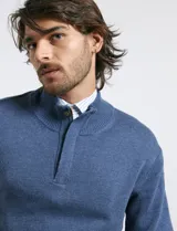 Sweater de punto color tostado, con cuello alto y cierre frontal parcial con botones. Diseño de manga larga con puños y ruedo acanalados.