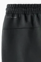 Pantalón de jogging negro de corte estándar, confeccionado en tejido de punto pesado. Presenta cintura elástica con cordón ajustable, bolsillos laterales y diseño de piernas rectas.