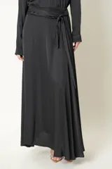 Pollera larga de satén, con diseño amplio, cintura elástica y lazo ajustable en la cintura.