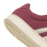 Championes Adidas Superstar II SKTR W, color bordó con detalles en blanco crema. Presentan una estructura de gamuza, las icónicas tres tiras laterales y la clásica puntera de goma reforzada.