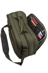 Bolso de viaje tipo boarding bag color verde oliva, con compartimento principal amplio, bolsillo frontal con organizadores internos y compartimento acolchado para laptop. Incluye asas superiores, correa de hombro desmontable y correa de acople para equipaje.