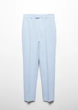 Pantalón de vestir de corte recto y entallado, con diseño de pinzas y cierre frontal. Presenta un acabado limpio y estructurado, ideal para conjuntos formales.