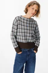 Sweater de punto con diseño de cuadros, cuello redondo y puños y cintura acanalados en color bordó sólido.