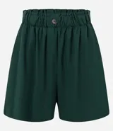 Short runner de viscolino, con cintura elástica, botón decorativo y bolsillos laterales. Presenta un corte evasé holgado con bajo redondeado.
