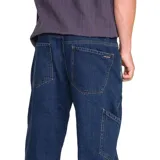 Pantalón de denim azul oscuro de corte recto con diseño utility, tiro medio, bolsillos laterales adicionales y trabillas para cinturón.